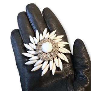VTG 60s Judy Lee Brooch Signed‎ Milk Glass Rhinestone Flower Gold Tone Pendant
